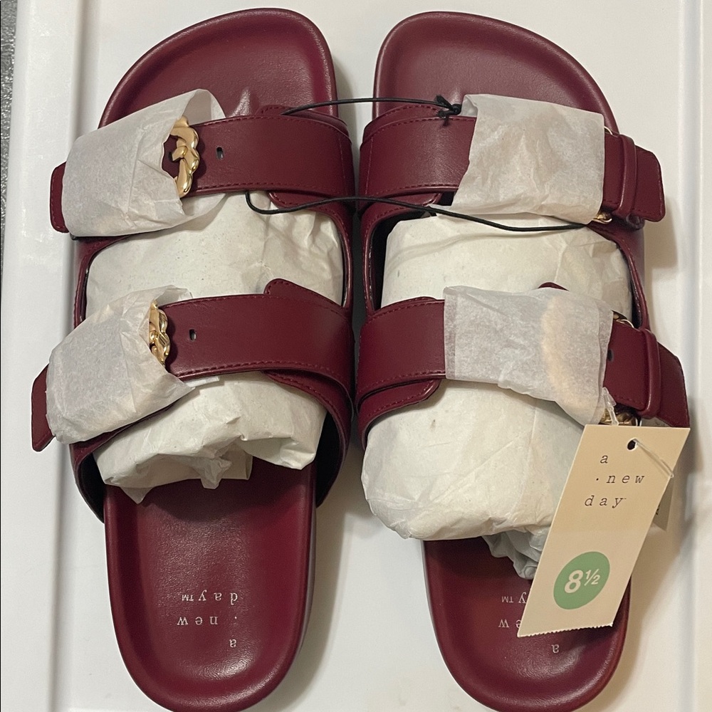 Chic Burgundy KODA sandals w Gold double buckles —NEW w TAGS Sz.8.5